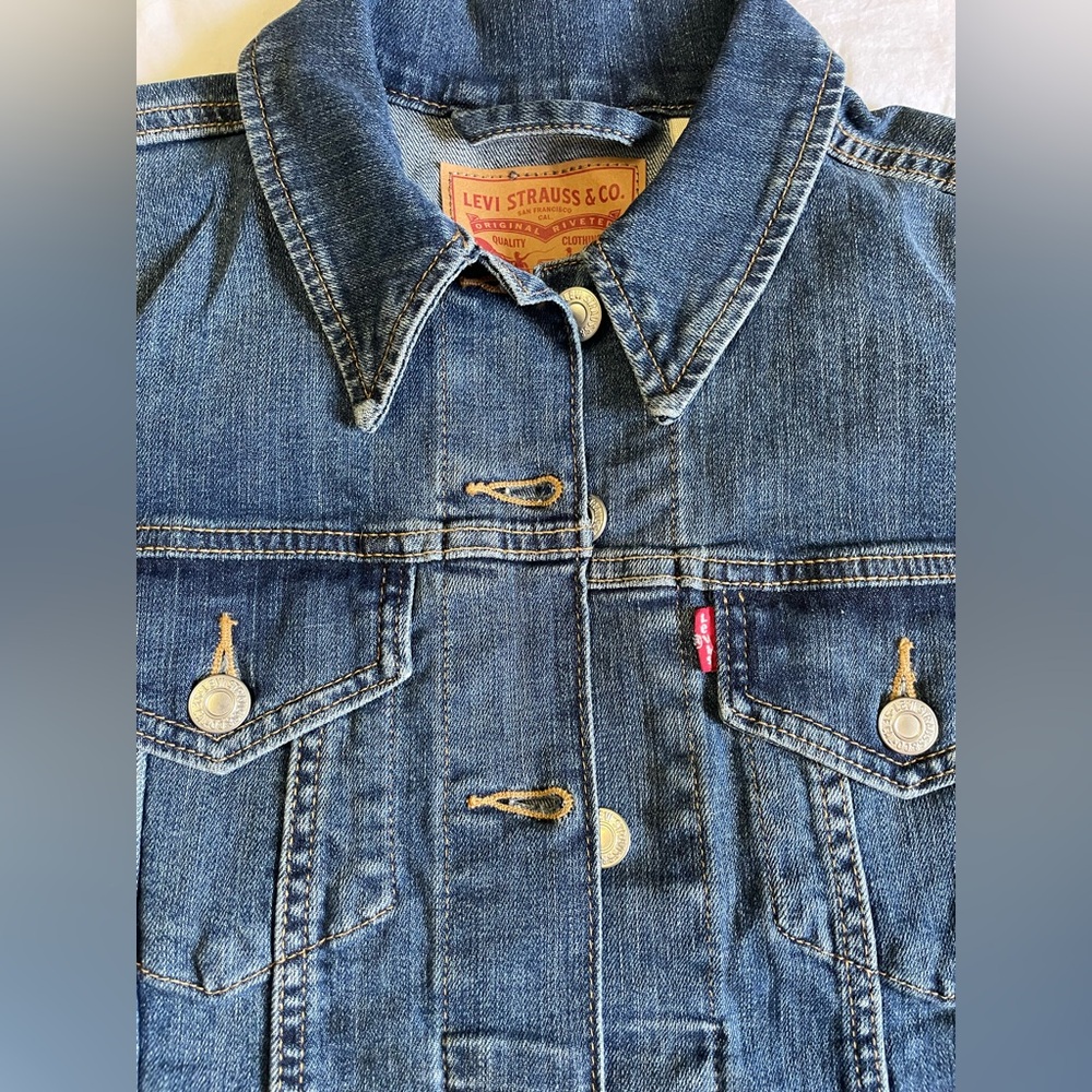 ⭐️Host Pick⭐️ Levi’s Classic Denim Trucker Jacket Slim fit Women’s Small NWOT - Picture 5 of 16